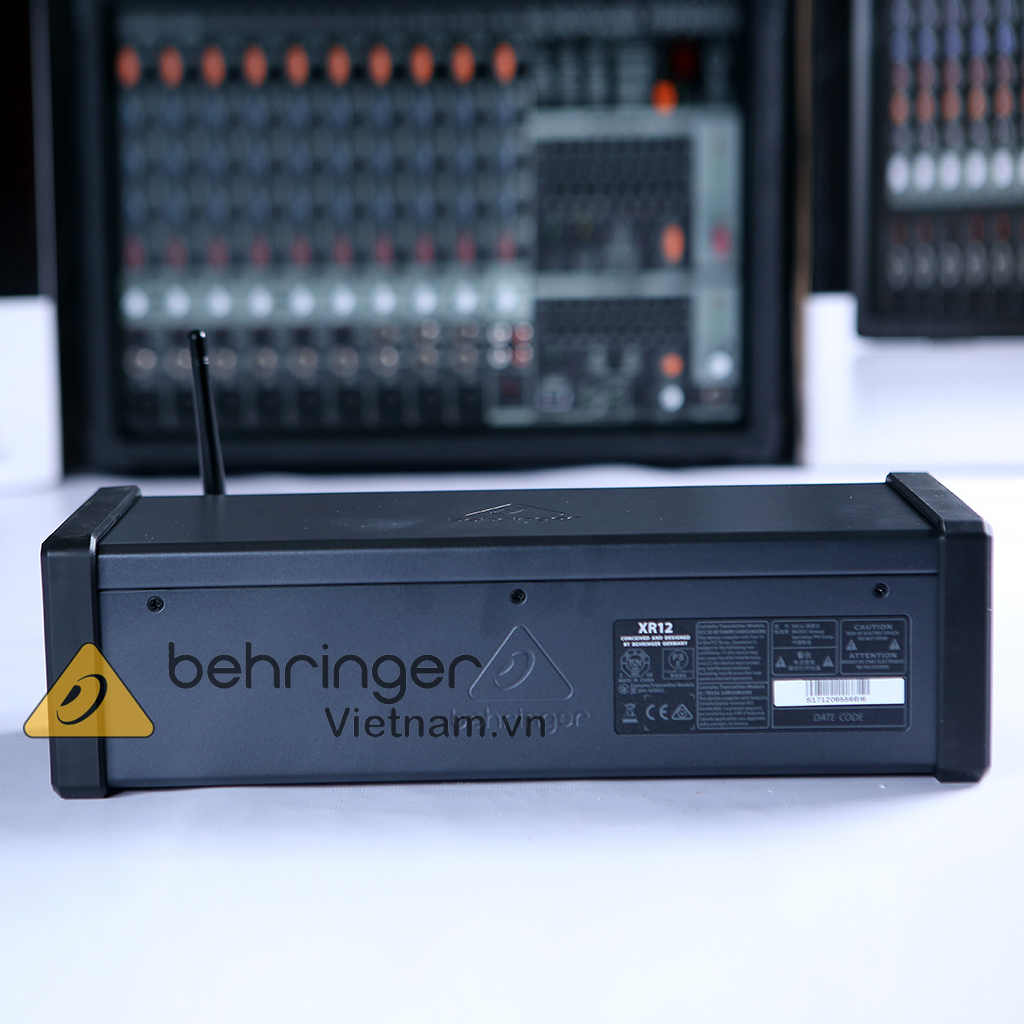Mixer kỹ thuật số Behringer XR12