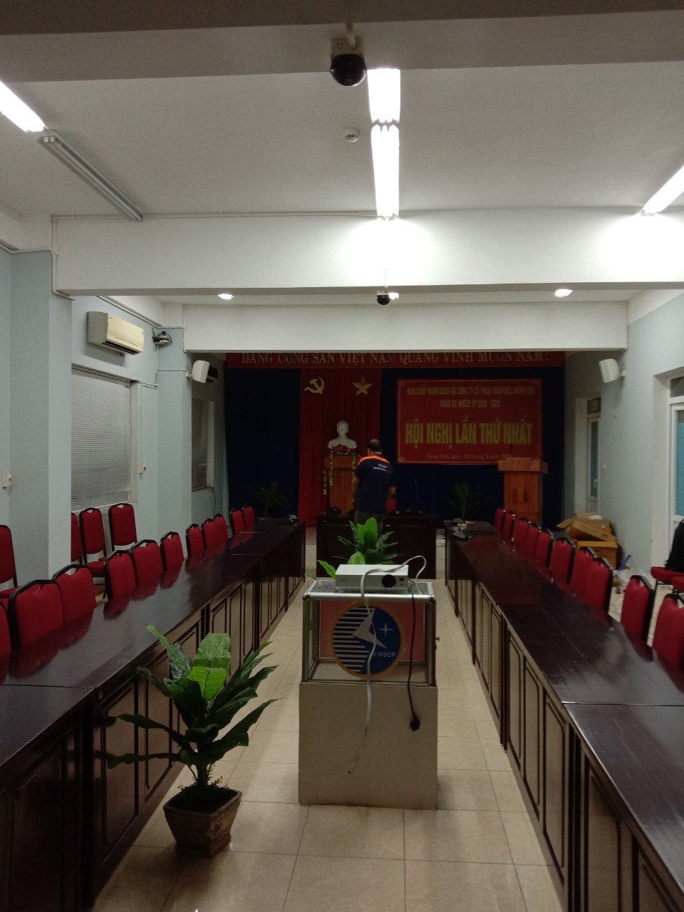 Hệ thống âm thanh hội thảo TOA TS-820: phòng họp nhà máy Nhiệt điện Nông Sơn