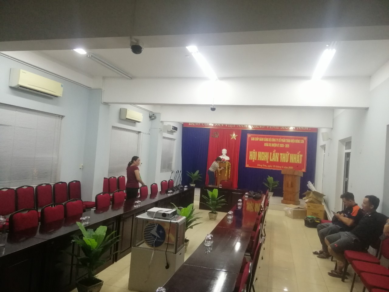 Hệ thống âm thanh hội thảo TOA TS-820: phòng họp nhà máy Nhiệt điện Nông Sơn
