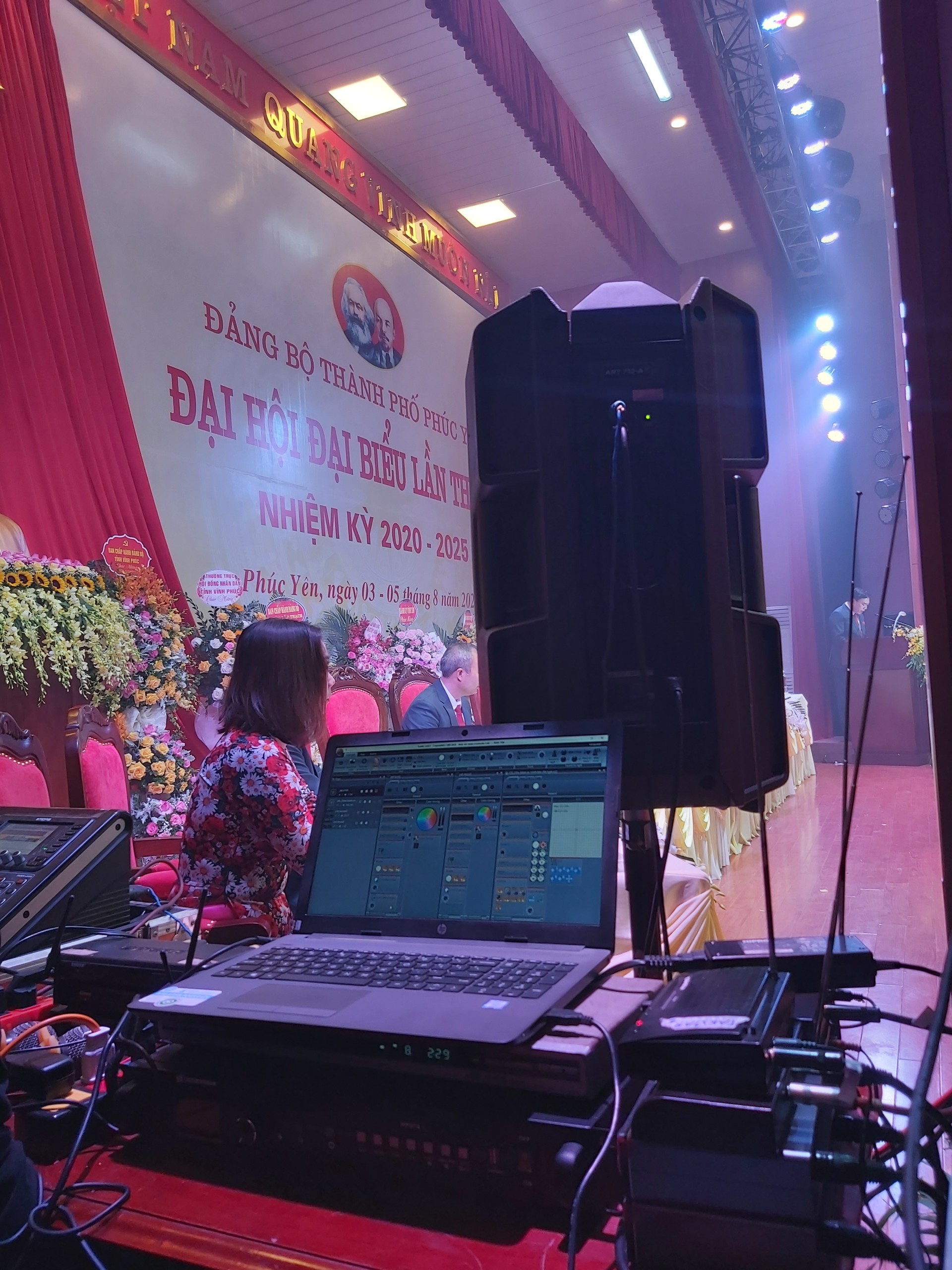 Âm thanh hội trường, sân khấu: UBND - HĐND Phúc Yên