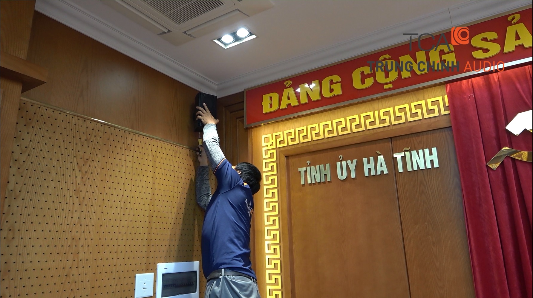 Thiết bị micro âm thanh hội thảo không dây TOA TS-900: Tỉnh ủy Hà Tĩnh