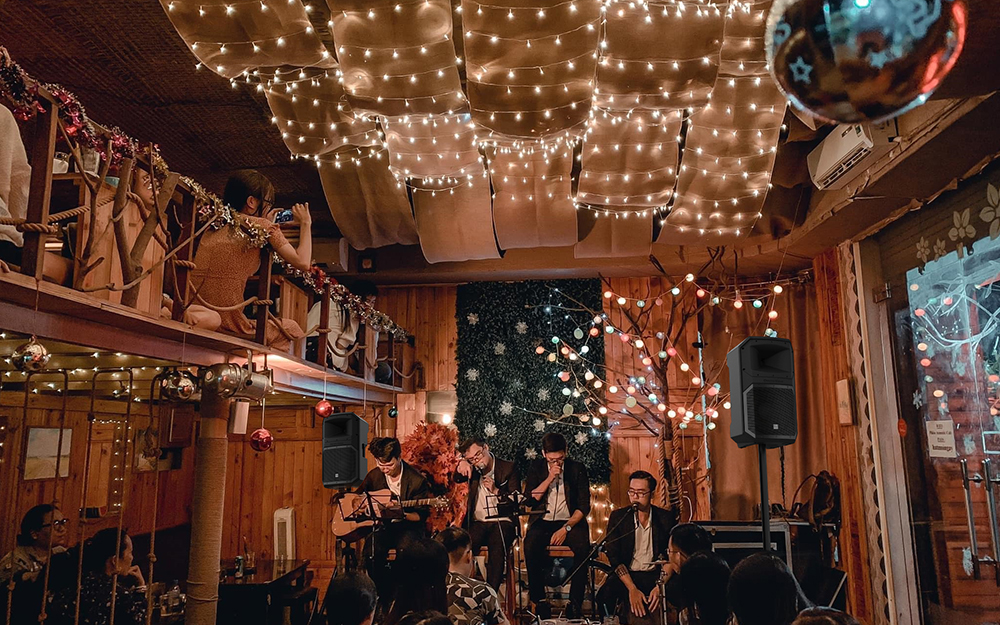 Loa Electro-Voice EVIVA cho quán cà phê, phòng trà