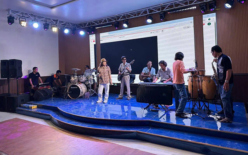 Loa Electro-Voice EVIVA cho quán cà phê, phòng trà