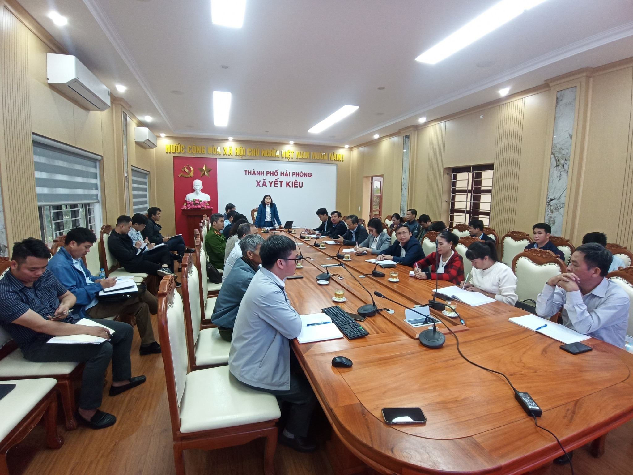 Phòng họp trực tuyến cho xã , phường : Hệ thống hội thảo Bosch CCS 700 , camera hội nghị Lumens