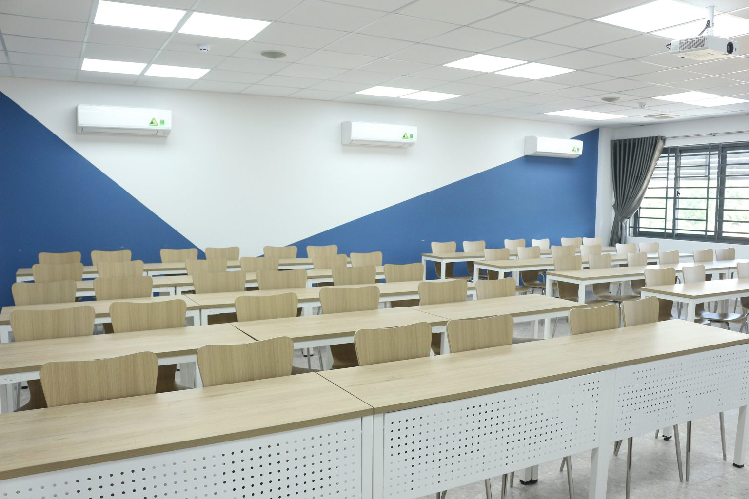 Lắp đặt âm thanh lớp học : Giảng đường Đại học Cửu Long