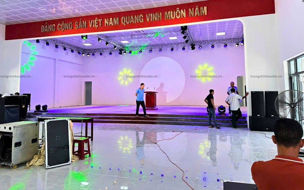 Lắp đặt hệ thống âm thanh ánh sáng sân khấu hội trường : nhà thi đấu Mang Thít (Vĩnh Long)