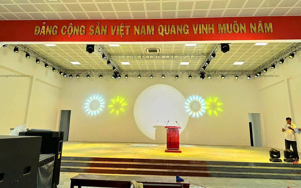 Lắp đặt hệ thống âm thanh ánh sáng sân khấu hội trường : nhà thi đấu Mang Thít (Vĩnh Long)