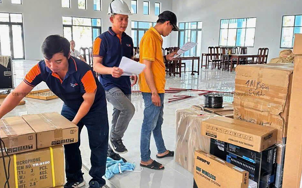 Lắp đặt hệ thống âm thanh ánh sáng sân khấu hội trường : nhà thi đấu Mang Thít (Vĩnh Long)